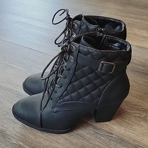 Daisy Fuentes Black Quilted Boots, size 8.5